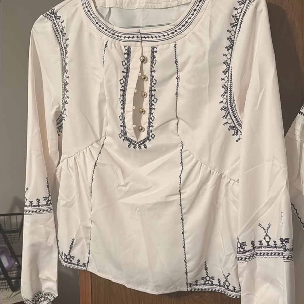 White Long Sleeve Buttoned Blouse with Mandarin Collar